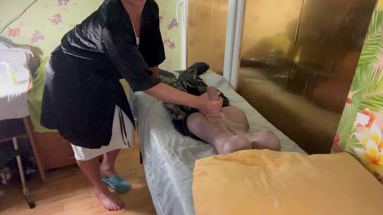 Putarankahotmilf: Masajcı ereksiyon olan travesti hastaya elle muamele çekiyor ve ona gülüyor