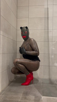 Rubberdoll przezroczysty lateksowy kombinezon w łazience