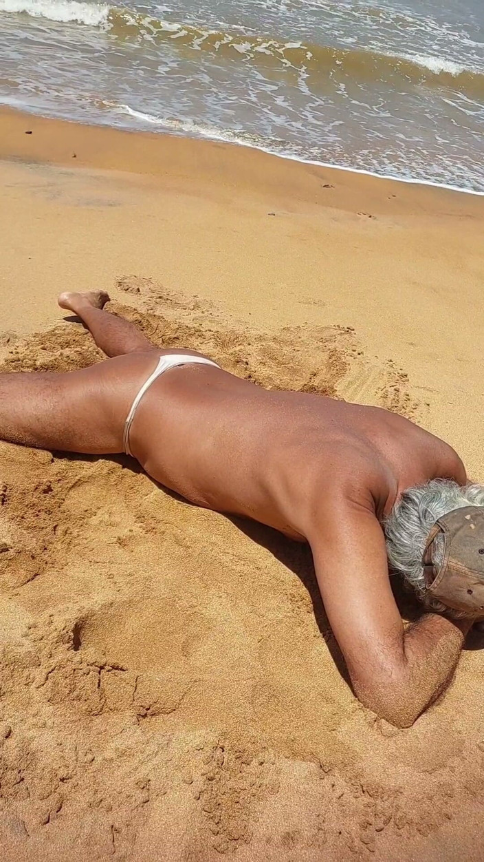 Ladysilvas: Ladysilva sulla spiaggia in mutandine ed abbronza il suo culo...