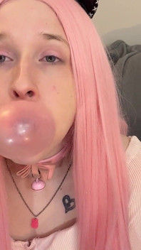 Brattige Bubblegum-schlampe Bläst Blasen