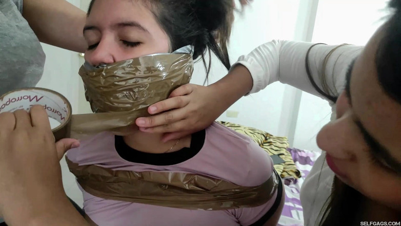 Selfgags Latina Bondage: 묶이고 대물 재갈을 묶고 싶어하는 Mary!