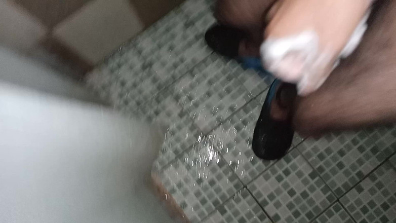 Cute boy jerks off: În fericire cu apă și săpun care au venit la băiat...