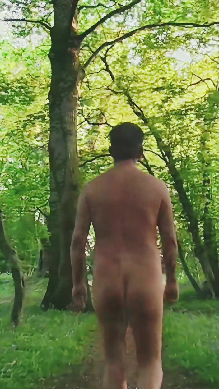 MaleModel: Cammina nuda, poi sega e sborra