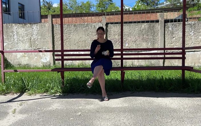 Elena studio: Masturbándose con plátano y comiéndolo en la estación de autobuses...