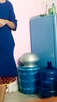 Abang ipar meyakinkan adik ipar seksi dan mula mengongkeknya secemar mereka bersendirian.