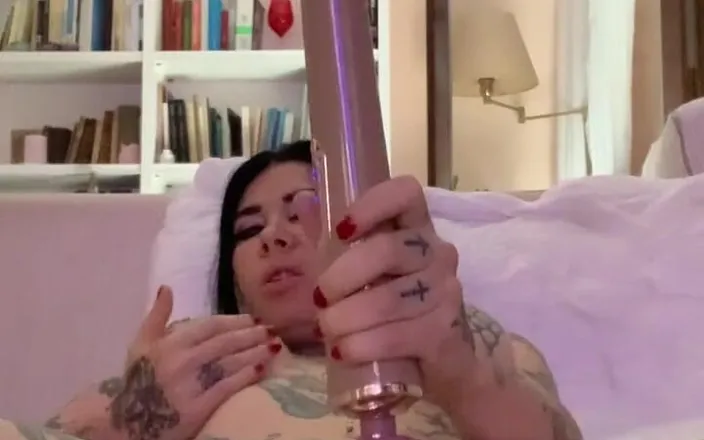 Megan Inky: Tatooed dívka masturbuje svou kundičku
