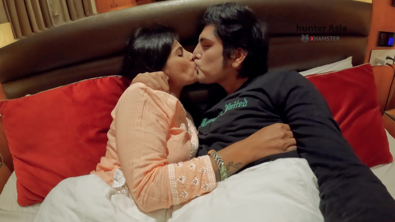 hunter Asia: Its Feels so Good Fucking MILF in Hotel Room