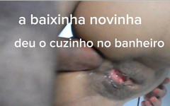Xhacamisinha: 矮小的年轻女孩在浴室里给了她的屁股