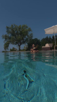 Velhas e jovens lésbicas debaixo d'água cinta-caralho esguichando chuva dourada