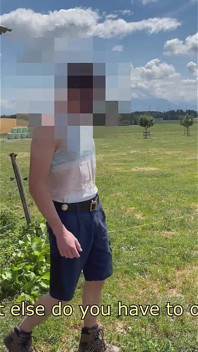 Mike navštíví rovnou vdaného farmáře a šuká svou tvář ve stodole, dokud se mu nevystříká na obličej -5. návštěva-
