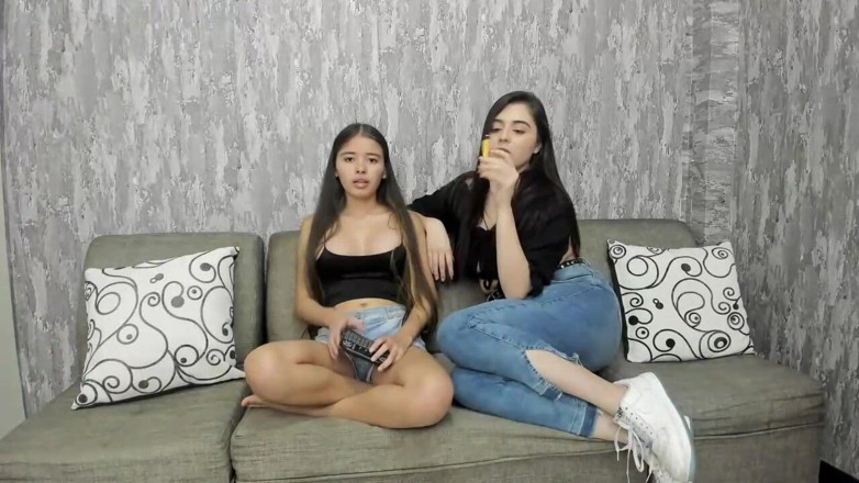 Teen amateur Latinas: Une belle-mère surprend sa belle-fille en train de baiser et...