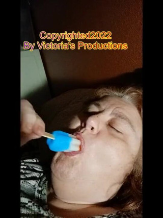 BBW nurse Vicki adventures with friends: Miluji zmrzlinu, banány a nanuky Mňam
