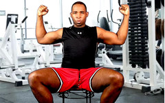 Blkbamaboi73: Uctívání Chrisových svalů