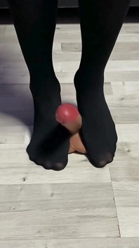 Naylon külotlu çoraplı seksi dominatrix yarağını çiğniyor