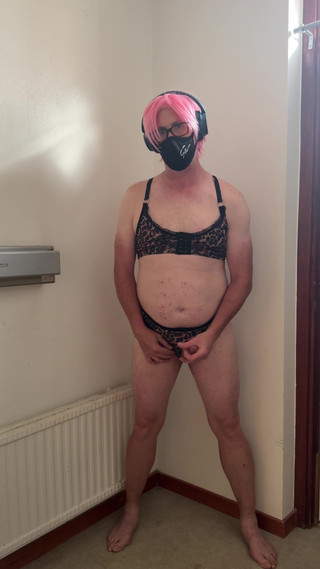 Julia Trans: Děvka v růžovém si hraje a masturbuje, dokud nevyvrcholí