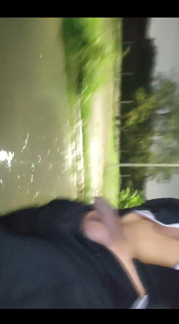 AlexAlejandro13: 我喜欢在孤独的公园里散步时喷奶，大鸡巴