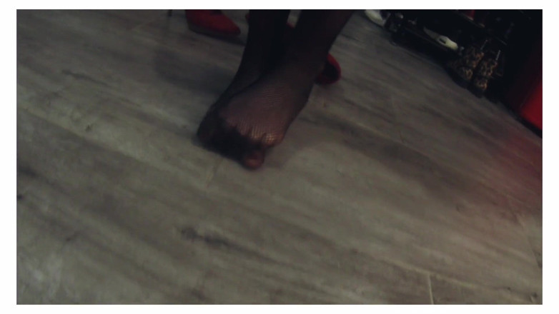 Foot Fetish Heaven: Sexy Ida caminando