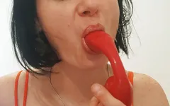 Cleopatra chơi trong phòng của cô ấy với đồ chơi của cô ấy