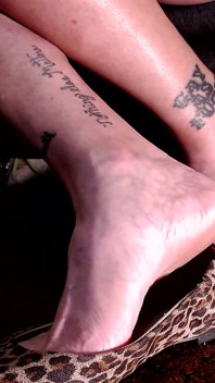 De aproape, picioare de milf sexy în balet flats