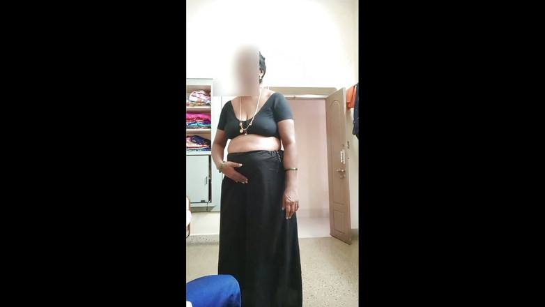 Porn films: Teta ukazuje velké vlasy kundička, velká prsa a zadek