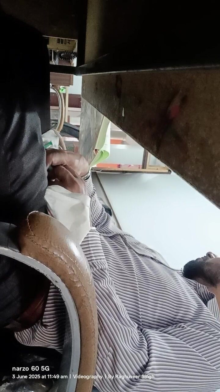 Rajasthani-old-lover: भारतीय सौतेले पापा सौतेले पिता ऑफिस में मास्टरबेशन का मजा लेते हैं