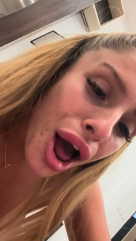 Bintang webcam italia pirang 18 tahun melakukan footjob dengan kaus kaki panjang di dildo hitam raksasa