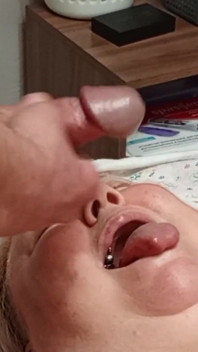 La vicina ottiene un boccone di sperma dopo che mi sono masturbato il cazzo