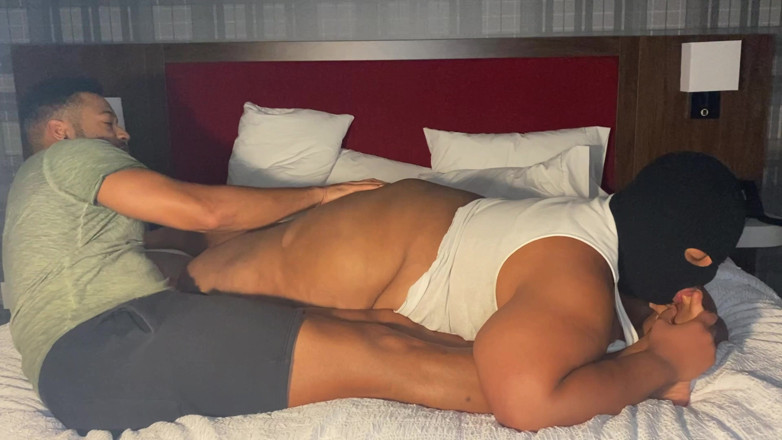 Fat Chub Booty: Ce gros garçon adore les pieds et la bite !!!!