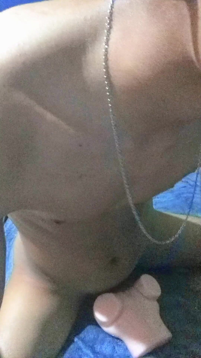 Rouge_eastson: Je baise une fausse chatte !