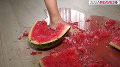 Kinky Bitches: Nakopne klobouk bowler a hraje si s tvými velkými prsy