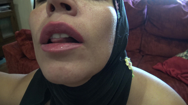 Souzan Halabi: Turks meisje uit Istanbul stopte vingers in haar kontgaatje - Turk...