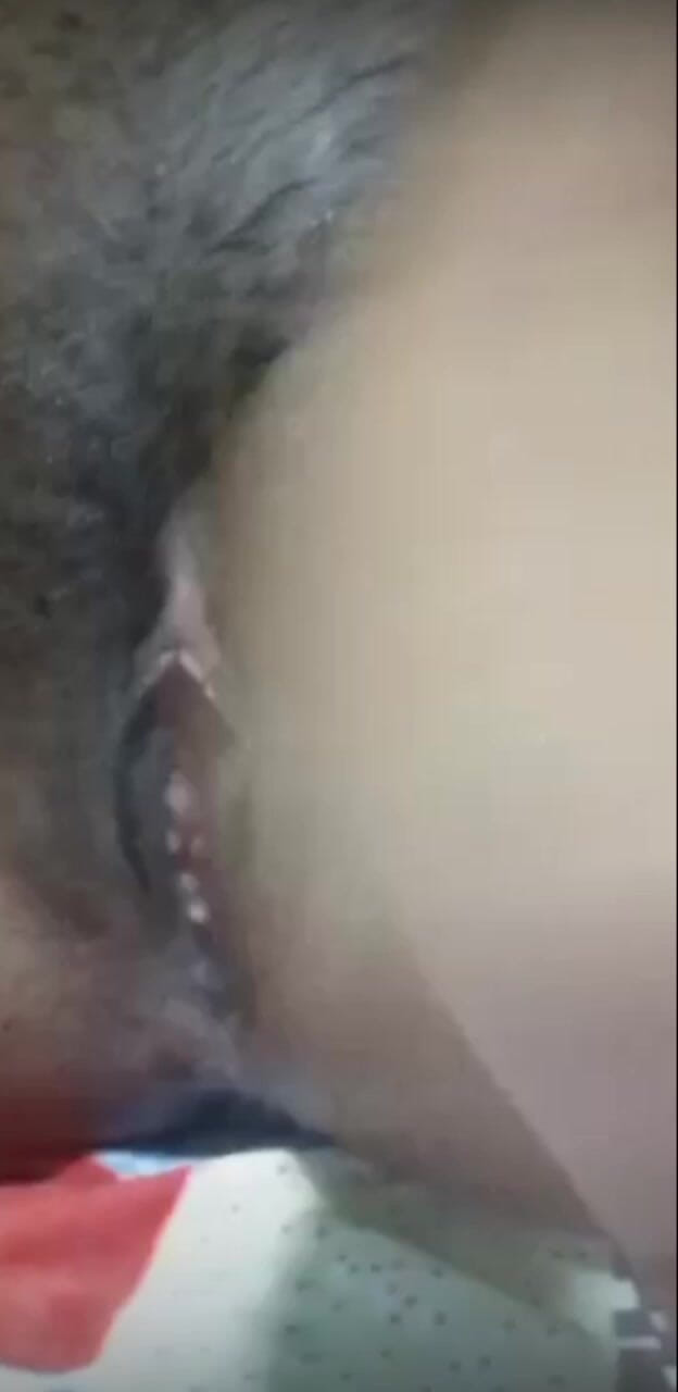 Mom24: Děvka na videohovoru ukazuje svou glory hole před kamerou