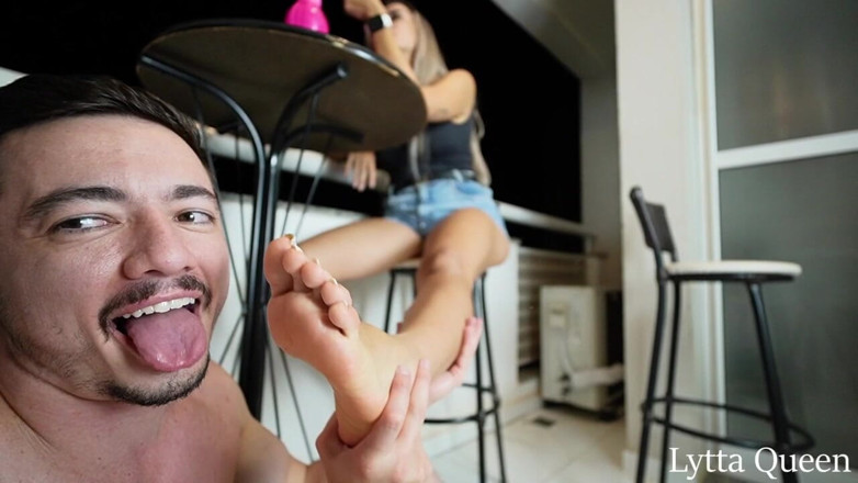 Queen Lytta ballbusting and cum lick: Lytta Queen - seksi tanrıça ayak ibadeti ve hemşire vardiyasından sonra...