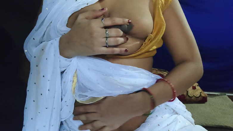 Hotpooja86900: Сольна гра від самої сексуальної гарячої дівчини, яка показує цицьки