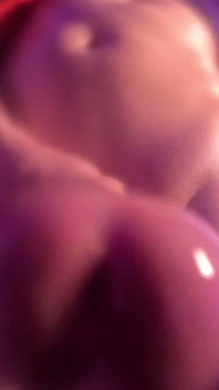 Váš POV. Femboy si rozmazává jeho tekutiny po celé tváři