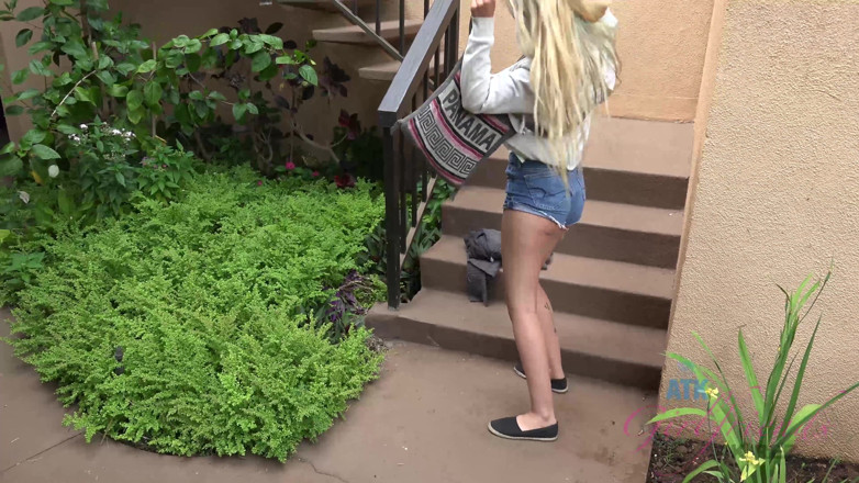 ATK Fans (Girlfriends): Vacances virtuelles à Hawaï avec la jeune et tellement sexy Layra...