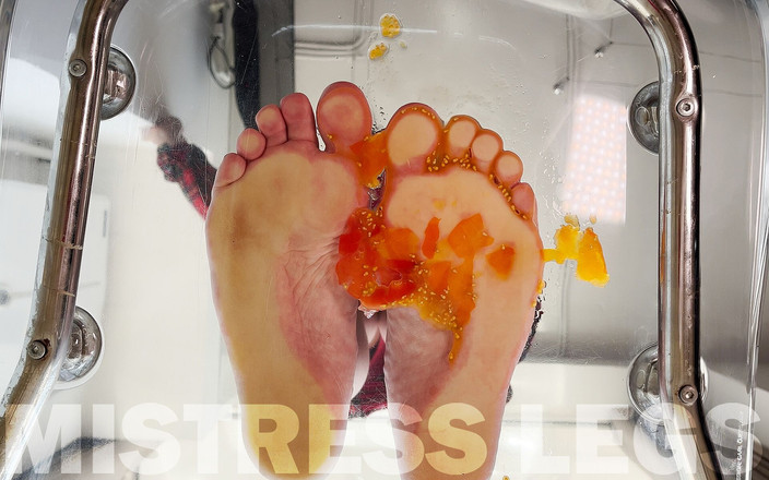 Mistress Legs: 赤脚挤压樱桃番茄 第一人称视角 在你的脸上