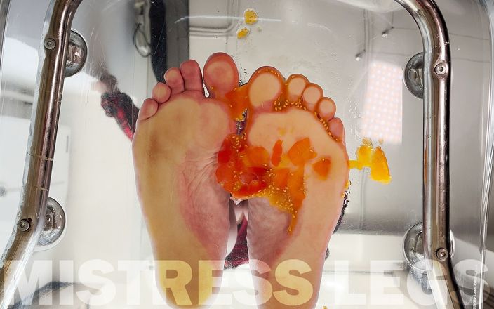 Mistress Legs: Apretando tomates cherry con pies descalzos en primer plano en...