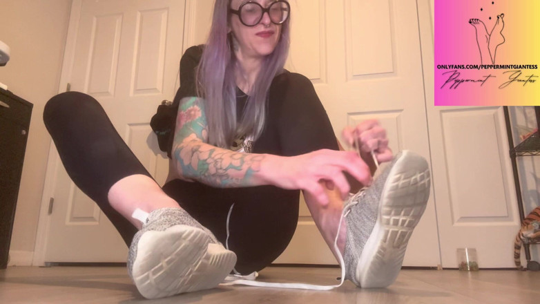 Peppermint Giantess: 67 Göttin fackelt und schneidet kleine Größe 7 Turnschuhe | Völlige Wracks