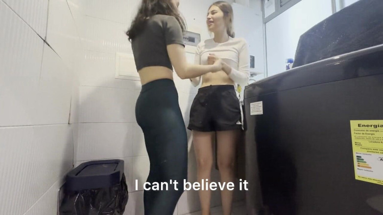 scarlettandc: Minha meia-irmã lésbica me ajuda a lavar minhas roupas sujas