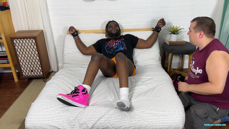 Ticklish Chubs: Kaiyne blir kryssad och sprutar sperma!