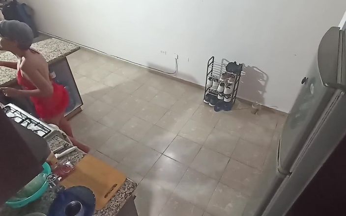 Swingersamateur40: Mutfağa gittim ve yarağını tamamen soktu.