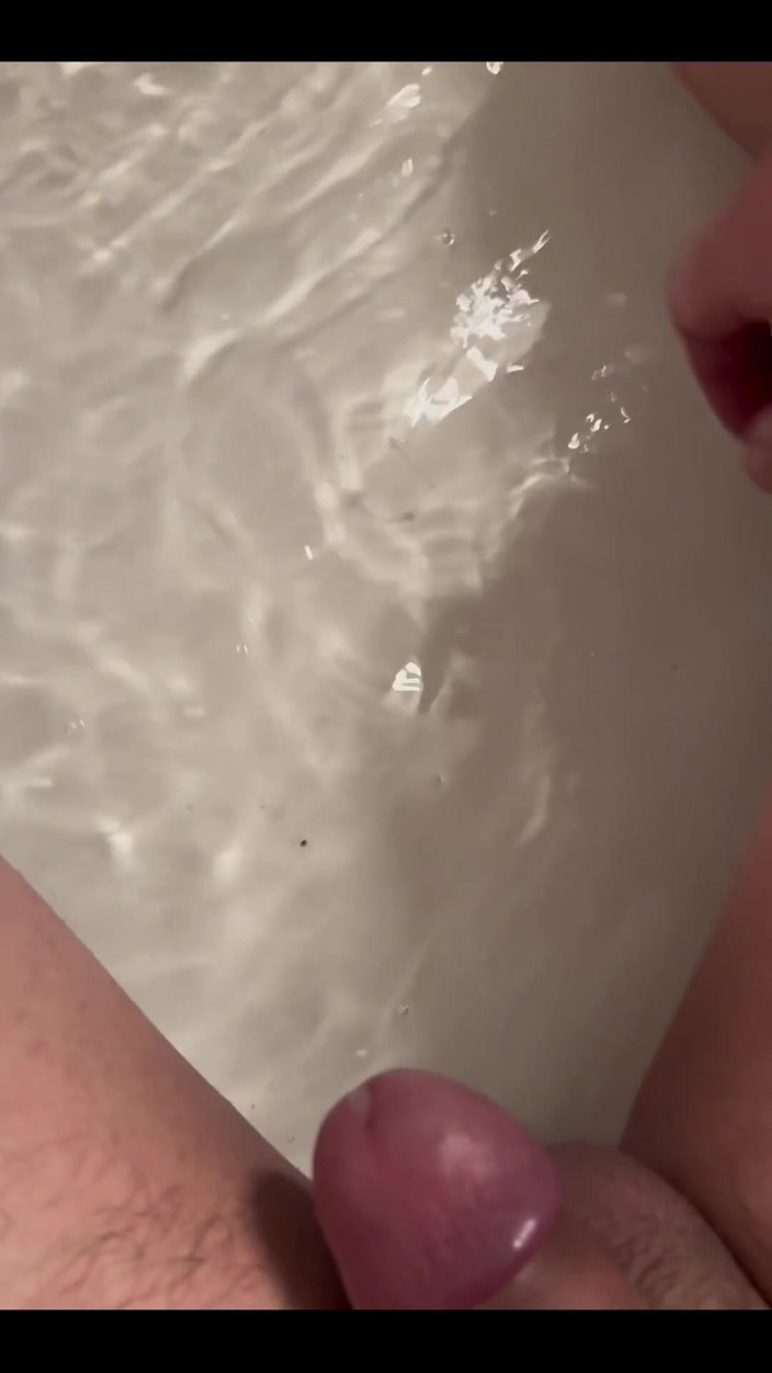 Wrongskiy: Cuming in My Bath Tube
