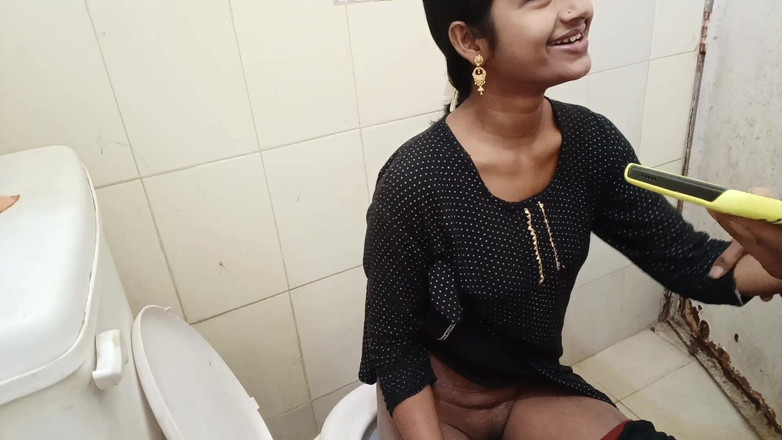 AmpleOunce283: Yenge tuvalette tuvalet yaparken, porno izliyorum ve amını parmaklıyorum. 