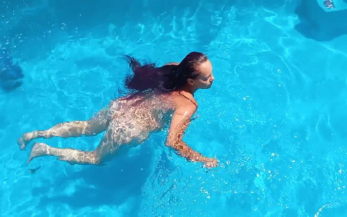 Exotic Tracy: 이웃이 나를 볼 수 있도록 야외에서 알몸으로 수영