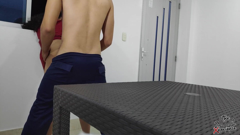 The 2001xperience: Mijn buurvrouw nodigt me uit om te eten en vraagt...