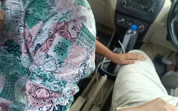 Inba: Kontorschef njuter av het romantik med gift kollega inuti bilen...