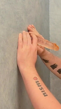 Pompino con dildo in doccia