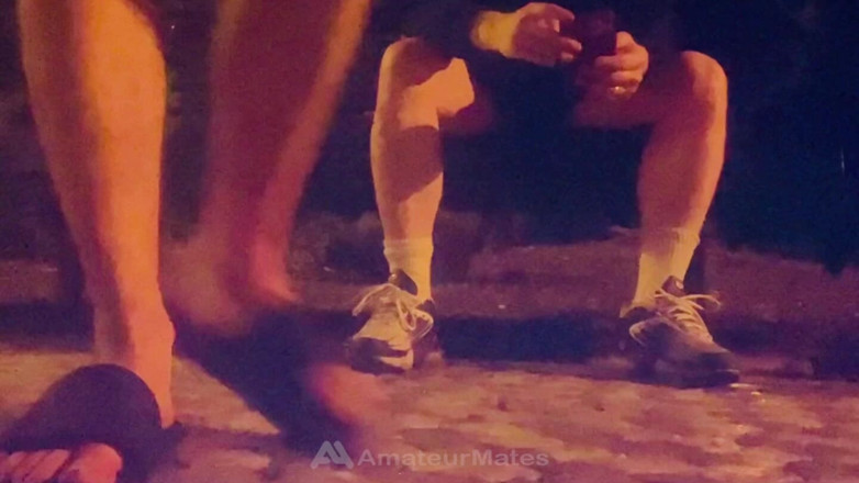 AmateurMates: Băieții heterosexuali excitați devin curioși noaptea