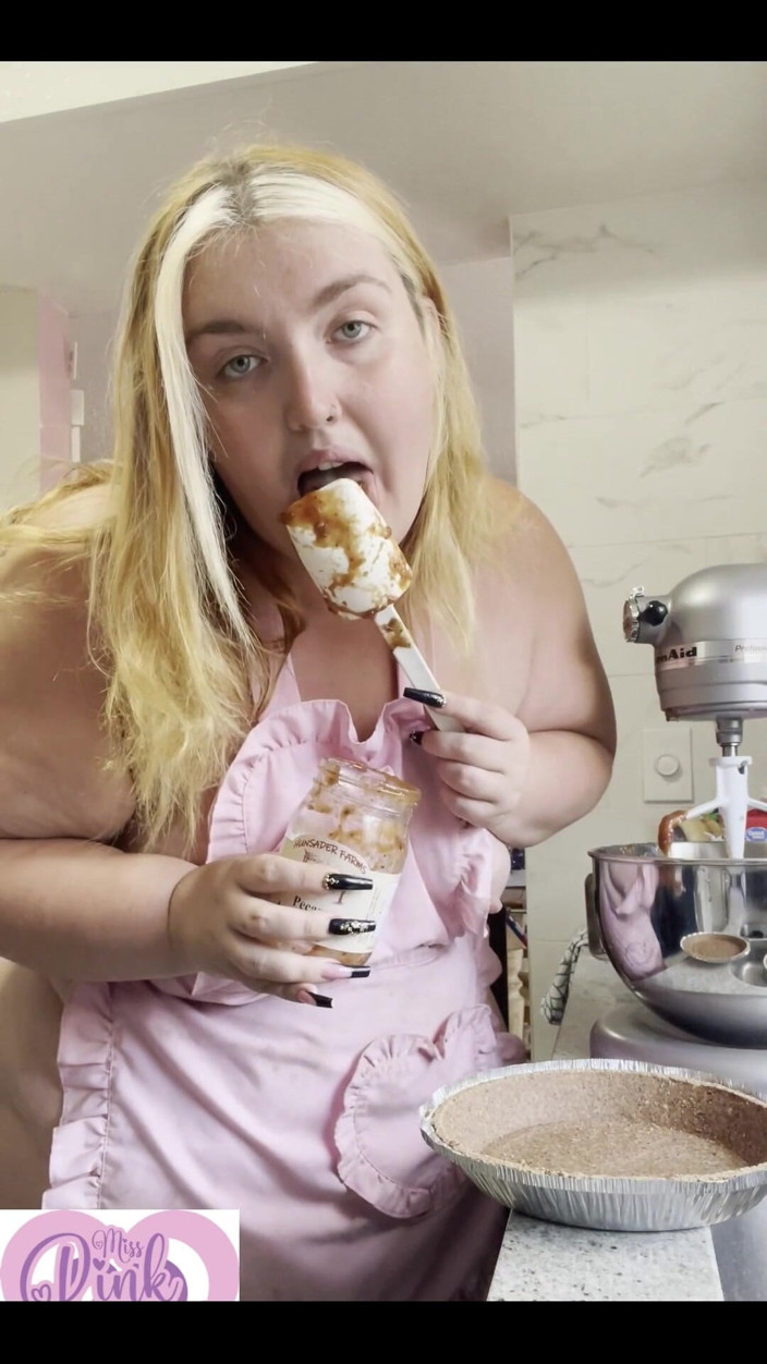 Miss Pink Plush: Bbw in de keuken